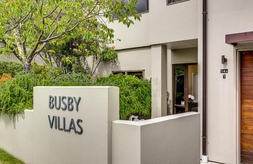 Havelock North House | Busby Hill Villa - Havelock North Holiday Home