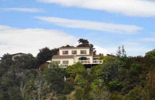 Ngaio Bay Apartment | Bush and Seaview Studio