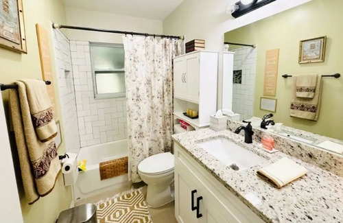 University Apartment | Bush gardens, Adventure Island, University Mall, Restaurants, 5 minutes