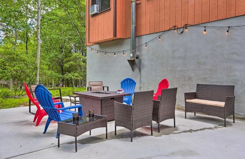 Bushkill House | Bushkill House with Deck and Community Amenities!