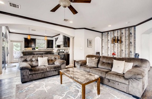 Knox - Henderson House | Business Friendly 14 Bed Duplex Mins to Downtown/Convention Center Walk to Bars!