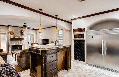 Knox - Henderson House | Business Friendly 14 Bed Duplex Mins to Downtown/Convention Center Walk to Bars!