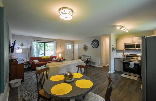 Garner House | Busy Bee Ranch near Walnut Creek Amphitheatre - Pet Friendly