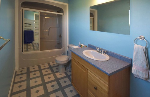 Bluewater Cottage | But'n'ben! Large Cottage near the Lake!