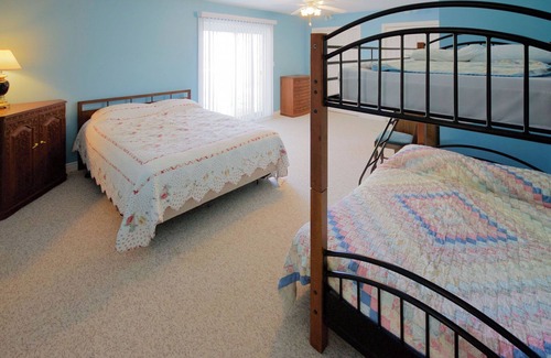 Bluewater Cottage | But'n'ben! Large Cottage near the Lake!