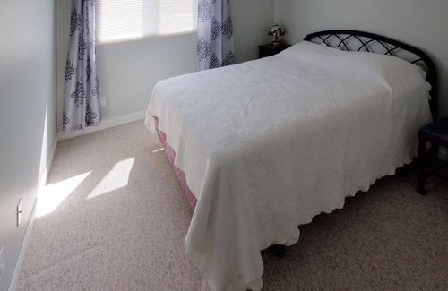 Bluewater Cottage | But'n'ben! Large Cottage near the Lake!
