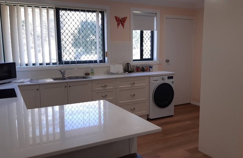 Tumut Cottage | Butterfly Cottage - Pet Friendly Tumut