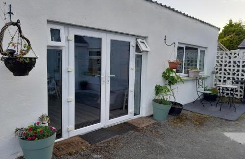 Tudenham Apartment | Butterfly Cottage Retreat - Private Studio Getaway
