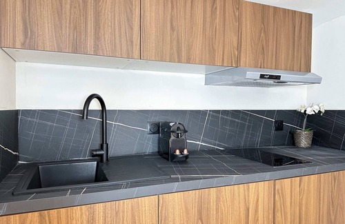 Amerique Apartment | Buttes-Chaumont: Stylish Stay in a Duplex