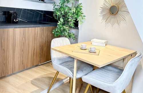 Amerique Apartment | Buttes-Chaumont: Stylish Stay in a Duplex
