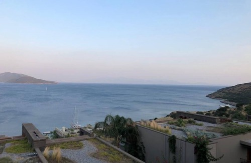 Bodrum City Center House | BV-175 Bodrum Bitezde Denize Sıfır ve Plaj İşetmesi Olan Lüx Daire