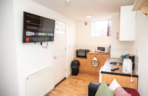 Huddersfield Apartment | Bv Homely Cozy Studio Apt Free Parking