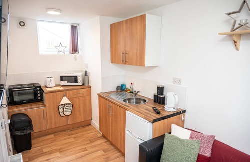 Huddersfield Apartment | Bv Homely Cozy Studio Apt Free Parking