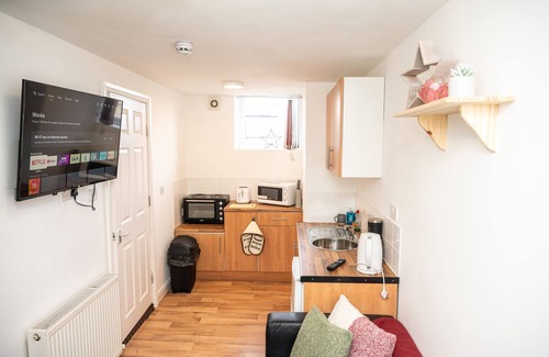 Huddersfield Apartment | Bv Homely Cozy Studio Apt Free Parking