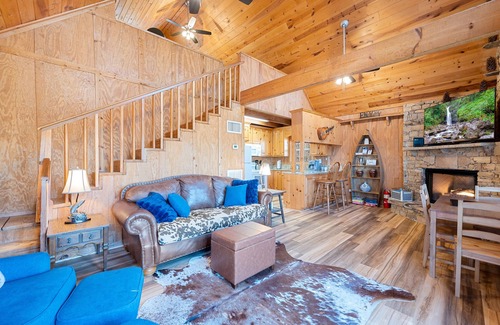 Dahlonega House | By & By - 2 Bed/1 - Bath with Hot Tub/Dog-Friendly/Dog Pen!