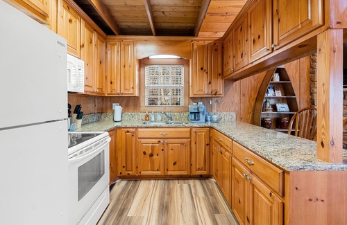 Dahlonega House | By & By - 2 Bed/1 - Bath with Hot Tub/Dog-Friendly/Dog Pen!