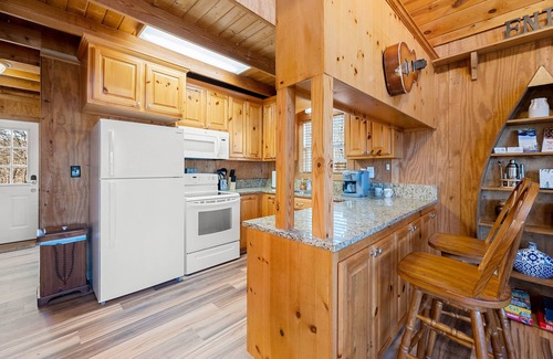 Dahlonega House | By & By - 2 Bed/1 - Bath with Hot Tub/Dog-Friendly/Dog Pen!