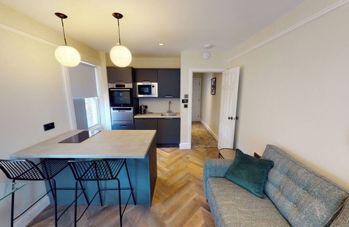 Hope Street Apartment | By Cathedral | Kitchen Island | TV | W/D Access