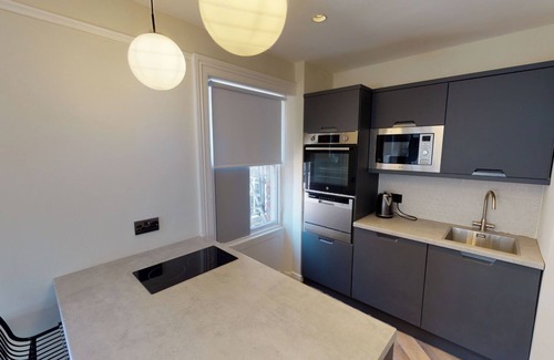 Hope Street Apartment | By Cathedral | Kitchen Island | TV | W/D Access