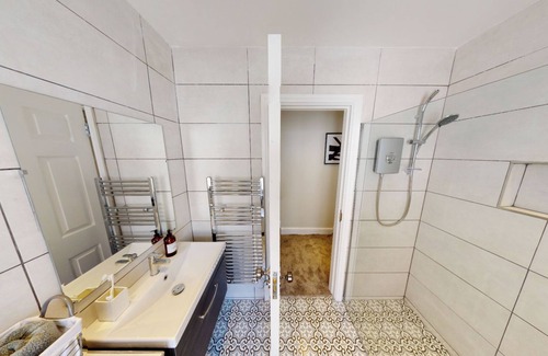 Hope Street Apartment | By Cathedral | Kitchen Island | TV | W/D Access