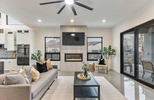 Hurricane House | By Sand Hollow Rooftop Patio & Private Hot Tub