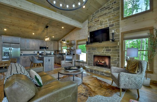 Mineral Bluff Cabin | By The Peaks | Free Night Offer!