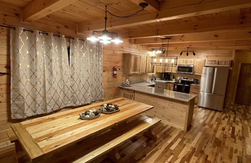 Carbon Hill Cabin | Byers Cabin Haven! 3 King beds & 5 Queen beds! LUXURY CABIN EXPERIENCE