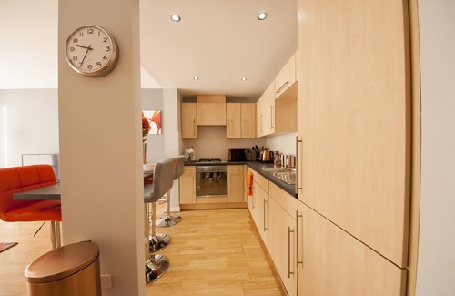 Paisley Apartment | ByEvo 1 Brabloch - Modern Apartment close to GLA and Paisley