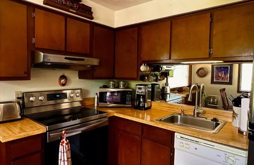 Basye Condo | Byrdhaus-Cozy 2-bedroom condo in peaceful Basye with WiFi, AC