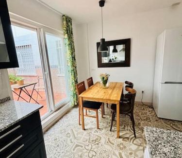 Capuchinos Apartment | Céntrico piso con 2 camas de matrimonio y parking