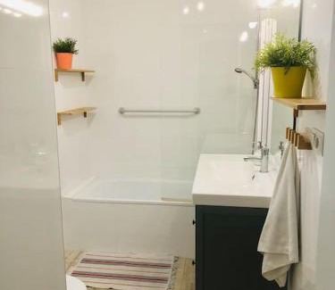 Capuchinos Apartment | Céntrico piso con 2 camas de matrimonio y parking