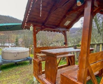 Pestenita Cabin | Căsuța Livada Aframe