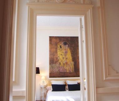 Saint Genes Bed & Breakfast | C'est une maison bleue - a blue lodge in Bordeaux