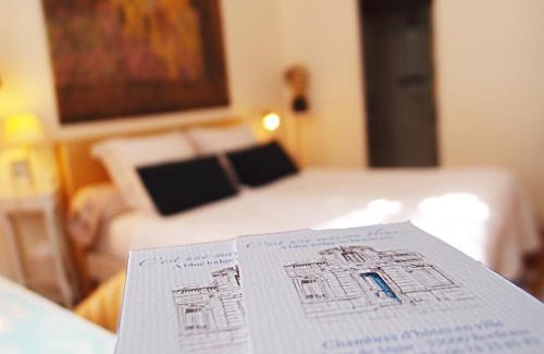 Saint Genes Bed & Breakfast | C'est une maison bleue - a blue lodge in Bordeaux