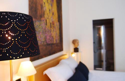 Saint Genes Bed & Breakfast | C'est une maison bleue - a blue lodge in Bordeaux
