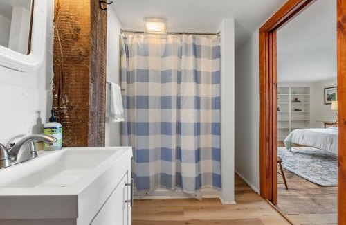 Loudon Apartment | C-Sarah Whitehouse Suite on Miles Smith Farm