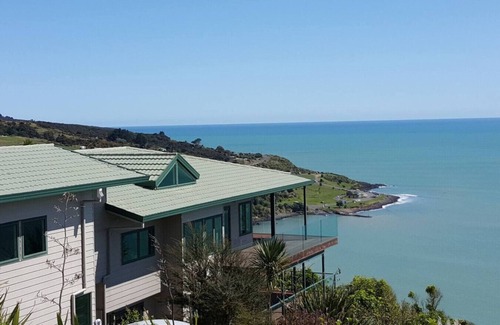 Raglan House | C-SCAPE VILLA holiday accommodation