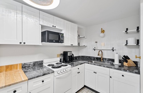 Ithaca House | C1: Boho Downtown (2bed/2ba), parking