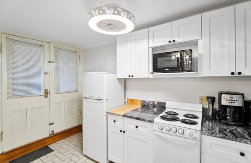 Ithaca House | C1: Boho Downtown (2bed/2ba), parking