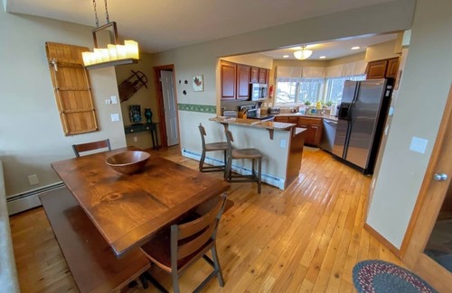 Bretton Woods House | C11 Top Rated Townhome. Great views, fireplaces, wifi, AC! Short walk to slopes, and dog friendly!