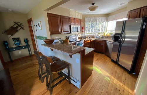 Bretton Woods House | C11 Top Rated Townhome. Great views, fireplaces, wifi, AC! Short walk to slopes, and dog friendly!