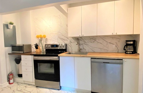 Plateau Mont Royal House | C12~Private Sunny Terrace+15 Beds/Sofabeds+5 Full baths+Free parking