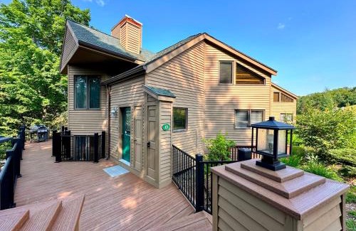 Bretton Woods House | C13 Beautiful Bretton Woods ski in ski out townhouse Pool gym passes