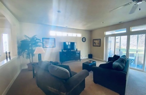 Quincy House | C17 Home by pool & Gorge shuttle