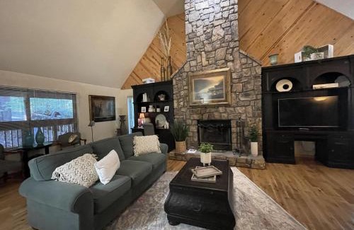Mount Ida House | C19, One bedroom luxury, log-sided Couple's Cottage with private hot tub and unique extras cottage