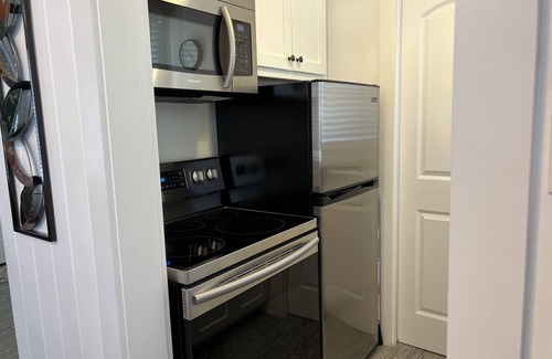 Downtown Historic District Apartment | C2 Perfect location in historic city center, near beaches, patio, free parking!