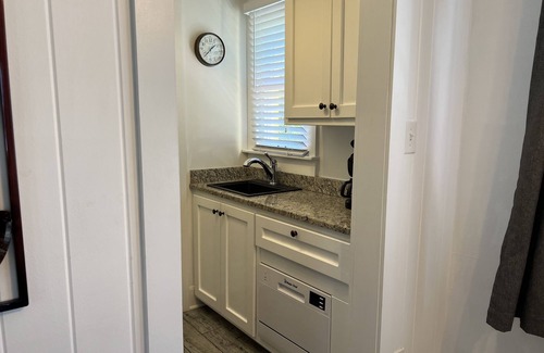 Downtown Historic District Apartment | C2 Perfect location in historic city center, near beaches, patio, free parking!