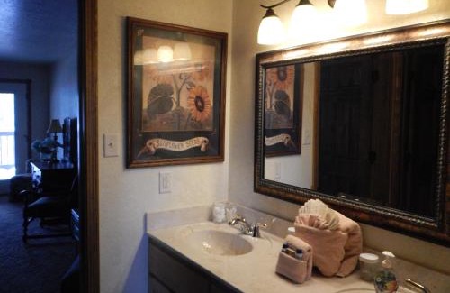 Mount Ida House | C24, Three bedroom, three bath log-sided, luxury Harbor North cottage with hot tub cottage
