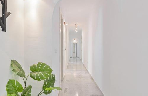 Poligono Alameda Apartment | C9 Roomy Luminous 5 Bedroom in Town