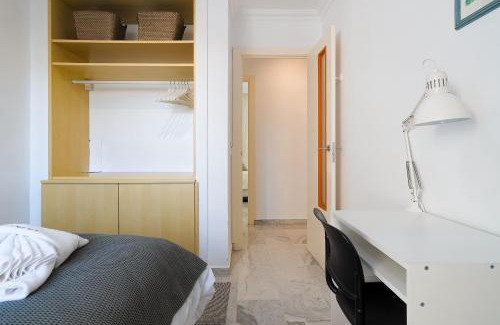 Poligono Alameda Apartment | C9 Roomy Luminous 5 Bedroom in Town